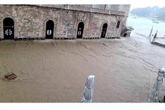 Jako nevrijeme na Hvaru: Ulice pod vodom, munja udarila u kuću