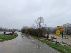 Izlila se rijeka – prekinut saobraćaj na dionici Tutnjevac – Bobetino Brdo (FOTO)
