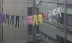 "Da li je moguće da ljudi rizikuju život samo da bi okačili veš" Fotografija koja je izazvala lavinu komentara