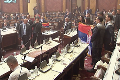 Skupština Srbije sva u bijelom