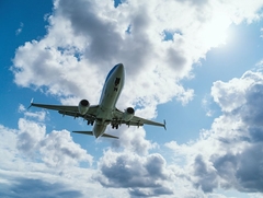 "VIDIMO SE U RAJU" Putnik htio da otvori izlaz, avion prinudno sletio u Zagreb