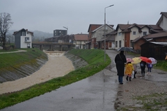 Lopare pod oprezom: Rastu vodostaji rijeka i potoka, most U Mačkovcu oštećen /FOTO/