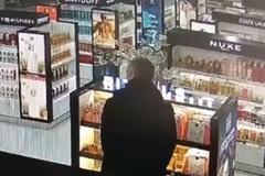 Objavljen snimak kako poznati košarkaški sudija krade parfem na aerodromu "Nikola Tesla" (VIDEO)