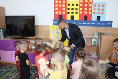 Nešković donirao djeci dječijeg vrtića Lopare posuđe i igračke