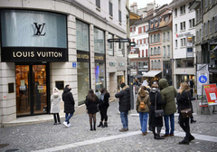 Luj Viton torbica u obliku aviona košta više od stvarnog aviona 