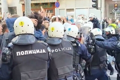 Napetost u Beogradu: Žandarmerija uklanja studente sa ulaza u RTS /VIDEO/