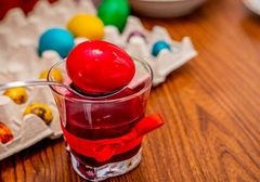 Popadija dala objašnjenje: Mnogima je nedoumica KADA FARBATI VASKRŠNJA JAJA