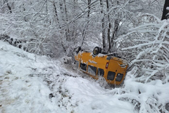 Kombi sa učenicima sletio sa puta