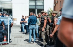 Policija ispred Osnovnog suda u Banjaluci: Čekaju odluku za Joviće