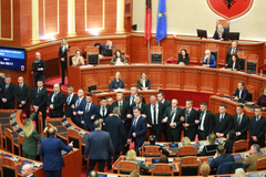 Neredi u albanskoj skupštini, opozicionari pokušali da se probiju do Rame (VIDEO)