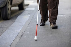 Italijan godinama glumio da je slijep pa uhvaćen kako vozi skuter i razgleda izloge