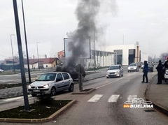 Bijeljina: Gori automobil, vatrogasci na terenu