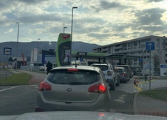 POGLEDAJTE REDOVE U SLOVENIJI: Goriva više nema nego što ga ima, ogromne gužve