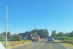 Stravična nesreća kod Dervente: Auto na krovu, poginula jedna osoba