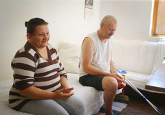 Teška sudbina Konstantina i Mileve: Žive od socijalne pomoći u trošnoj kući, boreći se za 3 kćerke 