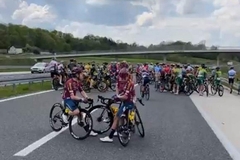 Prekinuta biciklistička trka Beograd - Banjaluka, palo 60 biciklista