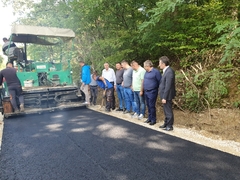 „Opština Ugljevik neprestano u investicionom ciklusu“ U toku asfaltiranje puta koji spaja tri mjesne zajednice