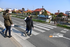 Nakon tragedije u Bijeljini: Mještani u šoku gledaju mjesto nesreće, na putu još ima krvi (FOTO)