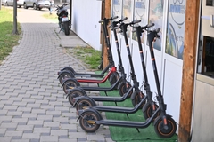 Električni trotineti više neće moći na trotoar, a evo ko će i kako smjeti da ih vozi u Srbiji