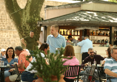 Konobari otišli na Jadran, u Hercegovini goste SLUŽE MALOLJETNICI