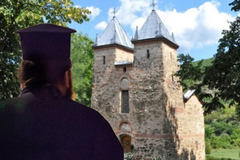 Napadnut sveštenik u dvorištu crkve: Muškarac mu prišao i udario ga pesnicom