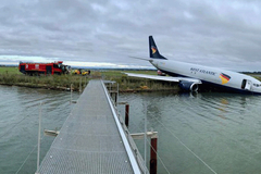 Avion promašio pistu i završio u jezeru