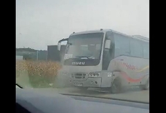 Zapalio se autobus na cesti kod Doboja, obustavljen saobraćaj