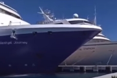 Kruzer od 200 metara udario u betonski mol (VIDEO)