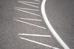 Neobične oznake na putevima u regiji: Znate li šta znače? (FOTO)