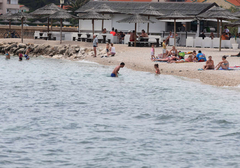 Žena preminula na plaži, tijelo bilo 45 minuta dopola prekriveno peškirima