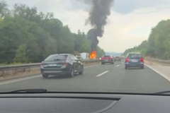 Gori kamp-kućica na auto-putu u Hrvatskoj, kilometarske kolone
