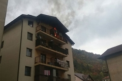 Požar u zgradi u Zvorniku, vatrogasci na terenu