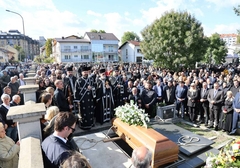 Stotine ljudi na posljednjem ispraćaju Gorana Talića, mnogi ostali izvan kapija groblja