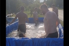 Napravili bazen od traktorske prikolice, pa ga provozali po kraju