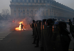 Naoružani mačetama i sjekirama: Haos na ulicama Pariza, povrijeđeno više od 30 ljudi, 2 osobe kritično