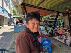 Baka Jelka (80) prodaje vunene čarape na bijeljinskoj pijaci