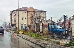 Bijeljina: Vozilom UDARIO U BANDERU i uletio u dvorište (FOTO)