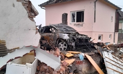 Snažna eksplozija u Derventi: Raznesena garaža, oštećeni kuća i auto (FOTO)