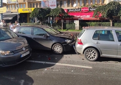 Udes tri vozila u centru grada, saobraćaj prohodan