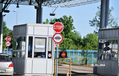 Tablice od drveta stavio na auto i pokušao da uđe u BiH