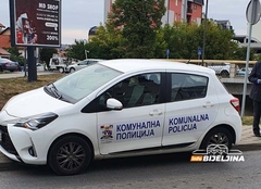 Bijeljinski komunalci ostavili vozilo na trotoaru, pa dobili UPOZORENJE (FOTO)