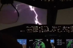 Snimili udar groma u avion prilikom slijetanja