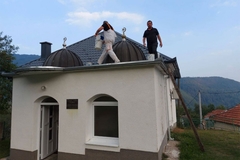 Sveštenik i njegov otac popravili krov vijekovima stare džamije
