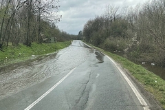 Izlila se voda u Suvom Polju kod Bijeljine, vozači oprez