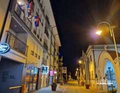 I građani se pripremaju za sutrašnju svečanost: Bijeljina okićena zastavama (FOTO)