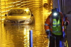 Velike poplave u Lisabonu: Bujice nose automobile, žena ostala potopljena u podrumu (VIDEO)
