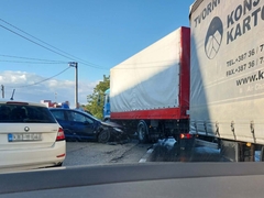 Sudar kamiona i automobila u Dvorovima