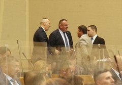 Vučinić o transparentu u NS RS "Šmit i Dodik jedan drugom čuvaju leđa, mnogo su bliži nego što se u javnosti priča" (FOTO)