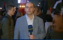 Novinar uspio ostati pribran: Neobičan događaj prilikom izvještavanja sa mitinga u Banjaluci (VIDEO)