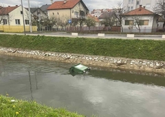 Bijeljina: Vjetar odgurao kontejner u Dašnicu (FOTO)